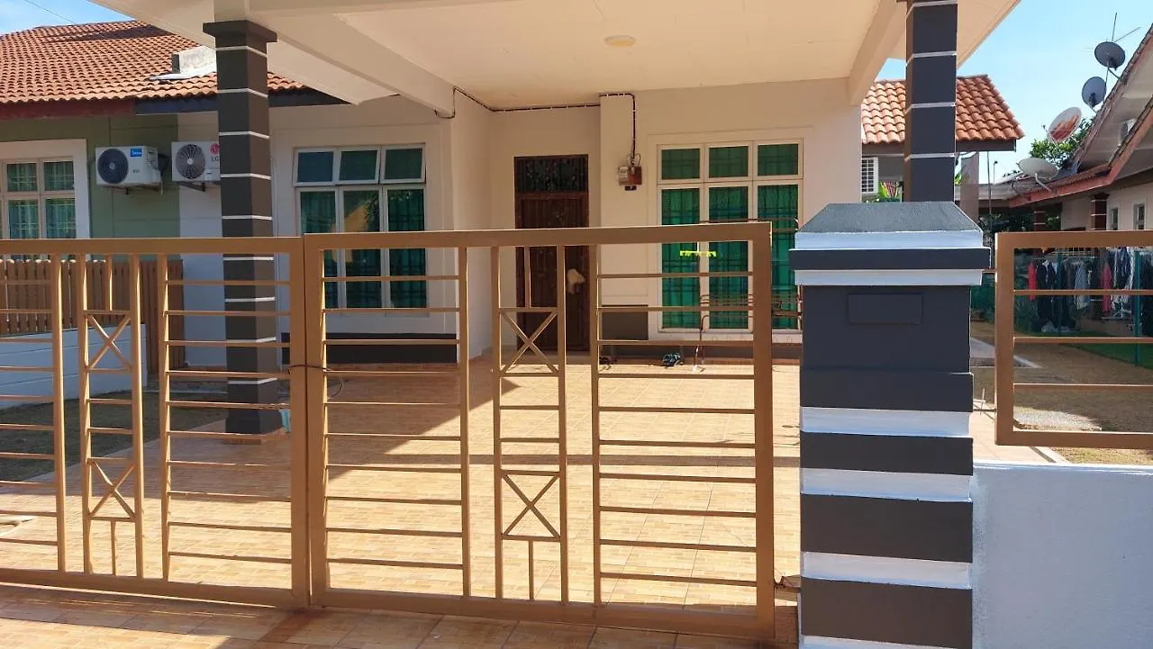 Teratak Azhan Homestay Kampong Sungai Putat Holiday home